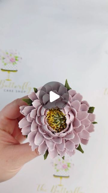 Gold Buttercream Flowers, Buttercream Cupcake Flowers, Cupcake Decorating Flowers, Cupcake Bouquet Packaging, Fall Buttercream Flowers, Buttercream Flowers Tutorial Step By Step, Buttercream Wildflowers, How To Pipe Flowers On Cupcakes, Wild Flower Cupcakes