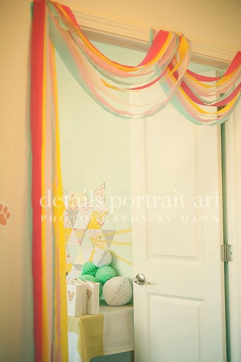 Love this idea for hanging streamers! Paper Decor Ideas, Crepe Paper Decorations, Party Streamer, Birthday Streamers, Diy Streamers, Streamer Decorations, Crepe Streamers, Doorway Decor, Crepe Paper Streamers