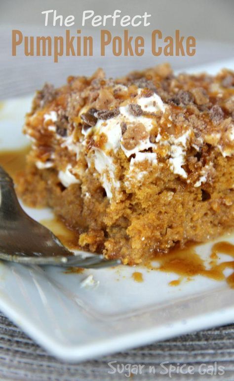 The Perfect Pumpkin Poke Cake - Sugar n' Spice Gals Pumpkin Foods, Pumpkin Poke Cake, Dessert Halloween, Recipes Pumpkin, Bread Easy, Dessert Simple, Poke Cake Recipes, Pumpkin Recipes Dessert, Poke Cakes