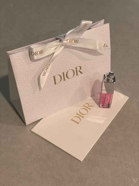 Lip Gloss Sephora, Dior Lip Glow Oil, Dior Lip Oil, Dior Lipgloss, Beauty Tiktok, Lip Glow Oil, Beauty Dior, Dior Aesthetic, Dior Girl