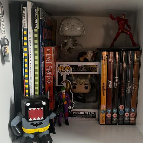 Nerd Bedroom Aesthetic, Nerd Bedroom, Comic Aesthetic, Diary Aesthetic, Aesthetic Marvel, Physical Media, Diy Room Decor For Teens, Room Stuff, Room Desk