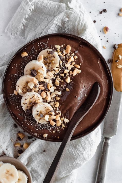 Thick, creamy, and packed with protein, this Chocolate Peanut Butter Avocado Smoothie Bowl is a delicious healthy smoothie bowl recipe. It's made with banana, avocado, protein powder, and almond milk and it's gluten free, dairy free, and sugar free. Thick Smoothie Recipe, Avocado Smoothie Bowl, Peanut Butter Smoothie Bowl, Chocolate Protein Smoothie, Chocolate Avocado Smoothie, Smoothie Bowl Recipe Healthy, Protein Smoothie Bowl, Yummy Healthy Smoothies, Fitness Essentials