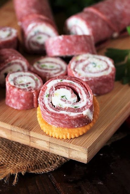 Salami Cream Cheese, Salami Rolls, Ham Roll Ups, The Kitchen Is My Playground, Keto Sandwich, Cream Cheese Roll Up, Cheese Roll, Cream Cheese Rolls, Roll Ups Recipes