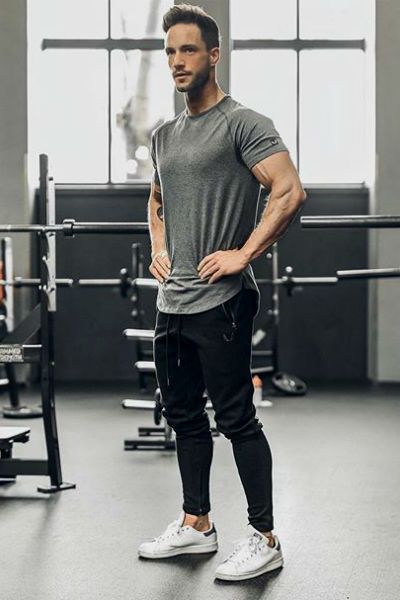 Roupa de academia: o que vestir para treinar - Homem No Espelho Athletic Outfits Men Gym, Mens Gym Outfits, Gym Fits Men, Mens Gym Fashion, Moda Academia, Workout Pics, Gym Wear Men, Gym Outfit Men, Gym Workout Outfits