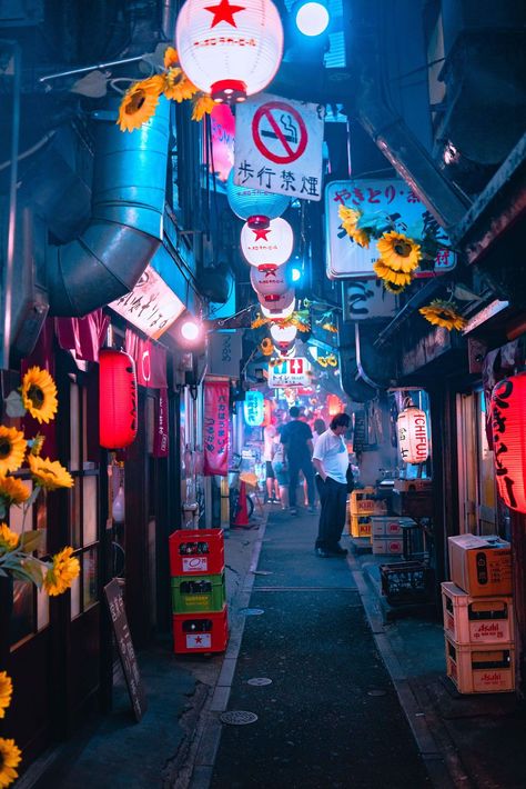 21 Images Of Tokyo Nights That Will Have You Packing Your Bags And Flying Out Tomorrow Alley Way, Tokyo Aesthetic, Neo Tokyo, Tokyo Night, Japan Street, Japan Photography, Cyberpunk Aesthetic, Cyberpunk City, Vaporwave Aesthetic