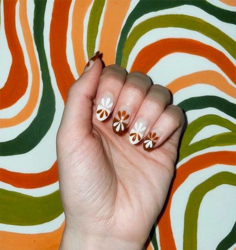 60s Nails Art, Mod Nail Art, Funky Flower Nails, Nails 70s Style, 60s Nail Art, 1970s Nails, 70’s Nails, Vintage Nails Design Retro, Vintage Nails Aesthetic