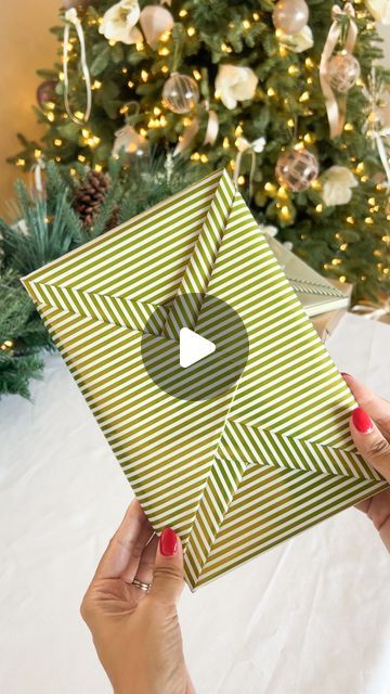 Chantel Mila, Christmas Gift Wrapping Diy, Wrap A Gift, Gift Wrapping Techniques, How To Wrap, My Love Language, Gifts Wrapping Diy, Simple Gift Wrapping, Gift Wrapping Bows