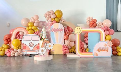 Pop Up Backdrop, Modern Event Decor, Groovy Theme, Hippie Birthday Party, Decor Balloons, Groovy Party, Kids Party Planner, Hippie Birthday, Hippie Party