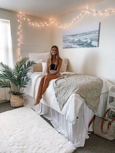 Dorm Room Ideas Nature, Dorm Room Ideas Cement Walls, Neutral Dorm Room Ideas Cozy, Cute Beachy Dorm Room, Simple Cozy Dorm Room, Coastal Chic Dorm Room, Rug For Dorm Room, Beachy College Dorm Room Ideas, Beach Dorm Room Ideas Boho