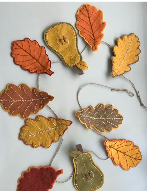 Holiday Garlands Diy, Felt Autumn Garland, Stiff Felt Projects, Felt Fall Decor, Felt Fall Garland, Felt Thanksgiving Crafts, Camping Garland, Felt Pumpkins Diy, Bee Crafts For Adults Diy