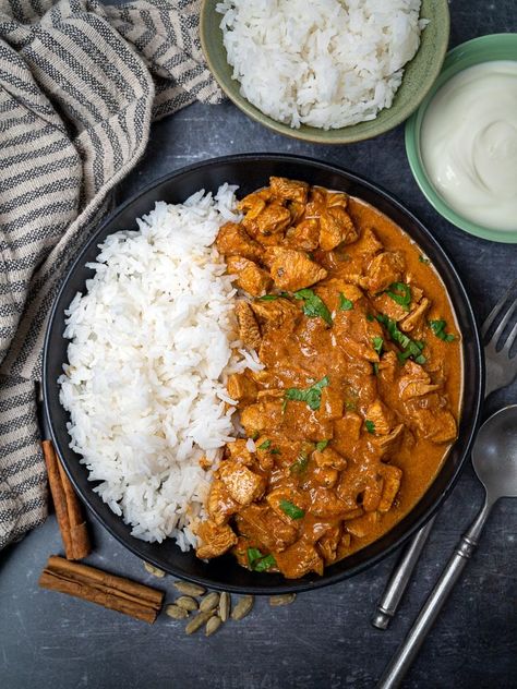 Indian curry with rice Curry With Rice, Curry Chicken And Rice, Curry Bowl, Curry Recipes Easy, Rogan Josh, Indian Rice, Easy Curry, Curry Rice, Chicken Pieces