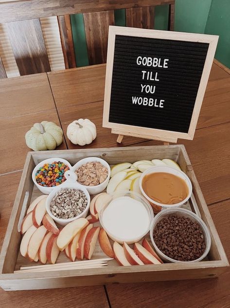 Friendsgiving Food Board Ideas, Friendsgiving Food Board, Friend Thanksgiving Party, College Friendsgiving Ideas, Friendsgiving Church Ideas, Friendsgiving Set Up Outside, Friends Giving Party Ideas, Friendsgiving With Kids Ideas, Friendsgiving Ideas 2023