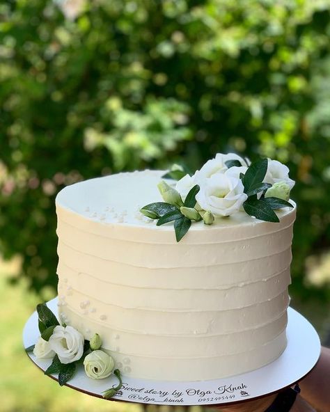 Single Tier Wedding Cake Simple Flowers, Homemade Wedding Cake Decoration, Simple Cake Wedding One Tier, One Tier Pearl Wedding Cake, White Single Tier Wedding Cake, Single Tier Wedding Cake Flowers, Simple Rustic Wedding Cake 1 Tier, 1 Tier Wedding Cakes Simple Elegant, Simple Single Tier Wedding Cake