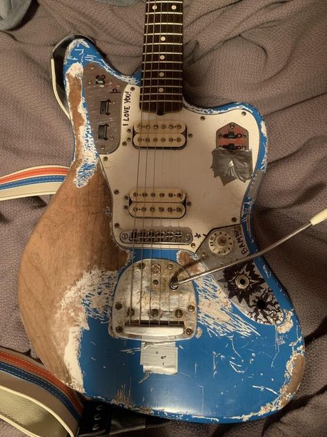 Surf Guitar, Chicas Punk Rock, Custom Bass Guitar, Guitar Inspiration, Fender Jazzmaster, Electric Guitar Design, Guitar Obsession, Sonic Youth, Cool Electric Guitars