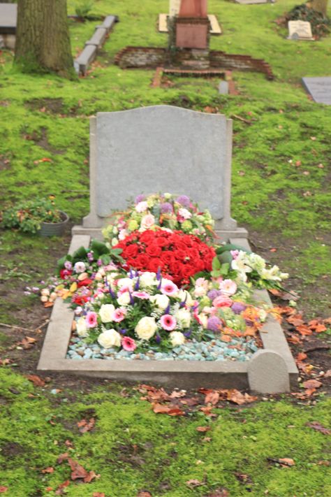 Flowers On Grave Aesthetic, Flowers On Grave, Grave With Flowers, Grave Pics, Gravestone Flowers, African Print Coat, Cracked Iphone, Altar Arrangement, Grave Flowers