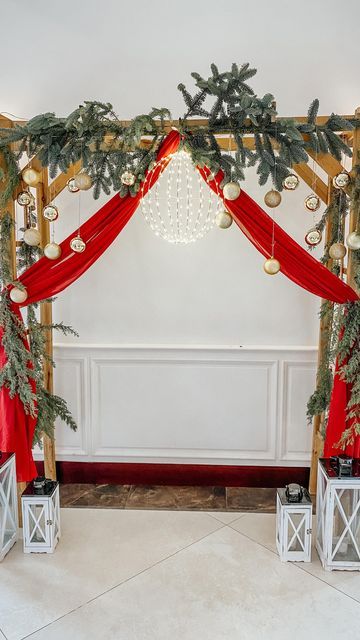 Wooden Arch Christmas Decor, Photobooth Holiday Backdrop, Christmas Themed Photo Booth, Christmas Decor Arch, Christmas Wedding Arch Ceremony Backdrop, Outdoor Christmas Backdrop, Christmas Arbor Decorating, Christmas Wedding Backdrop Ideas, Xmas Backdrop Ideas