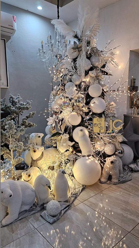 White Tree With White Ornaments, White Feather Tree, Christmas Forest Wonderland, Unconventional Christmas Trees, Make Christmas Wreath, Elegant Christmas Decor Ideas, Winter Wonderland Christmas Tree, Christmas Wreath Ornaments, Diy Christmas Yard Decorations