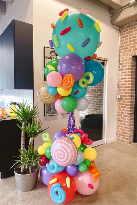 Photo Gallery — Rah Rah Rah Creative Studio Baloon Garland, Garland Balloon, Balloon Arch Decorations, Balloons Galore, Candy Balloons, Christmas Balloon Decorations, Candy Land Birthday Party, Jumbo Balloons, Photo Balloons