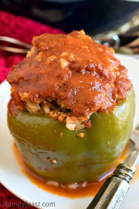 Classic Stuffed Peppers Recipe, Classic Stuffed Peppers, Best Stuffed Pepper Recipe, Green Pepper Recipes, Colby Jack, Bell Pepper Recipes, Family Feast, Green Pepper, Beef Recipes Easy