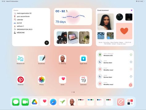 #ipad #aesthetic #homescreen #that #info #apple Ipad Air Organization Homescreen, University Ipad Setup, Asethic Ipad Homescreen, Aesthetic Ipad Wallpaper Layout, Ipad Homescreen For School, Ipad Homescreen Ideas College, Ipad Homescreen Ideas Student, Ipad Set Up For College, Ipad Organization Homescreen For School