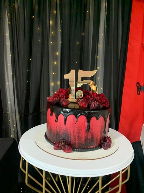 Red Party Ideas, Twilight Cake, Twilight Party, Birthday Party Checklist, Red Birthday Cakes, 40th Anniversary Party, Sweet Sixteen Birthday Party Ideas, 17th Birthday Ideas, Sweet 16 Decorations