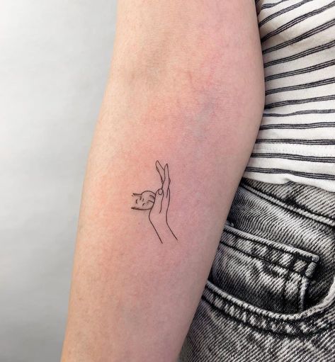 tattoo minimalism minimaltattoo dövme minimaldövme cat catstattoo Fine Like Cat Tattoo, Tattoos To Get For Your Cat, Tattoo Minimal Women, Cat And Hand Tattoo, Polydactyl Cat Tattoo, Small Minimal Tattoos For Women, Minimal Cat Tattoo Line, Cat And Woman Tattoo, Tattoo Of Cat