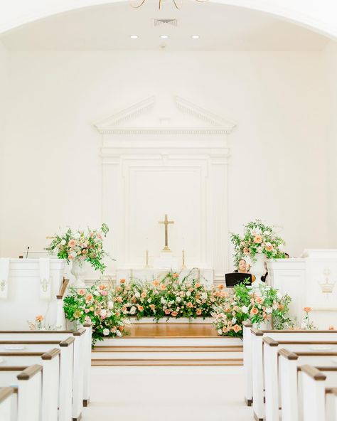 DREAMY CHAPEL ALERT 💒🔔💍✨👏🏻 @elliesgarden_ @blinkandcompanyphoto @erickdavid.films Wedding Chapel Decor, Open Air Chapel Wedding, Wedding Chapel Decorations, Wedding Church Aisle, Open Air Chapel, Wedding Aisle Decorations, Aisle Decor, Church Wedding, Wedding Aisle