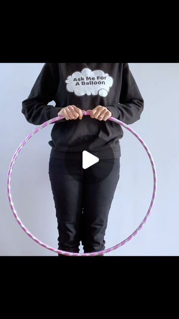 Stand For Balloon Arch, Clothing Rack Balloon Arch, Balloons On Hula Hoop, Balloon Holder Ideas, Ring Stand Balloon Decor, How To Make A Balloon Archway, Balloon How To Tutorials, Balloon Arch With Hula Hoop, Diy Balloon Ring Stand