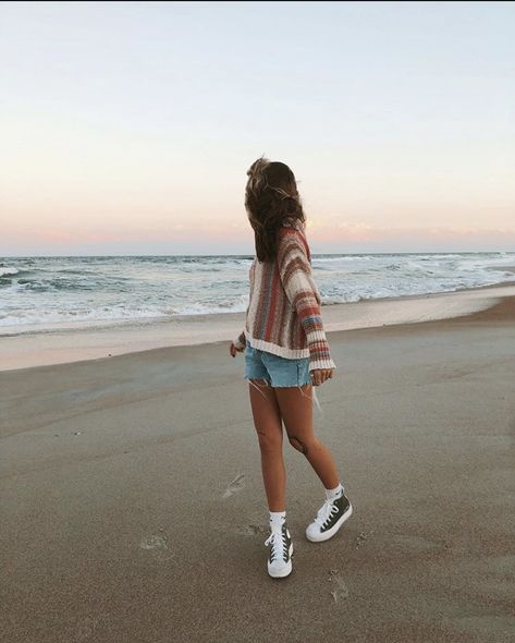 Beach Aesthetic 2023, 90s Beachy Fashion, Beach Aesthetic Fits, Beach Aesthetic Style, Surf Aesthetic Clothes, Summer Surf Aesthetic Outfits, 90s Beach Aesthetic Outfits, Beachcore Aesthetic Outfits, Cold Beach Fits