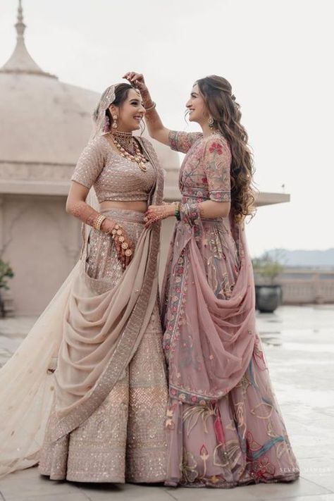 Unique Photo Ideas, Dress For Bride Sister, Bridesmaid Indian, Wedding Outfits Indian, Bridesmaid Poses, Brides Sister, Indian Bride Poses, Bridesmaid Pictures, Sisters Photoshoot Poses