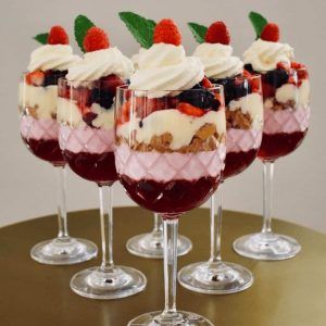 Trifle Cups Individual, Individual Trifle Desserts Cups, Individual Trifles, Christmas Trifles, Mini Trifles, Cake Parfait, Christmas Trifle Recipes, Mini Trifle, Christmas Diner