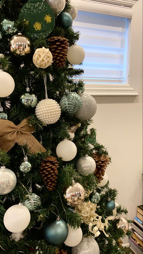 Christmas, Christmas tree Christmas Tree Ideas 2023, Christmas Tree Colour Scheme, Green Christmas Decorations, Tree Ideas Christmas, Green Christmas Tree Decorations, Christmas Tree Inspo, Ideas Christmas Tree, Green Xmas, Christmas Tree Decorating Themes