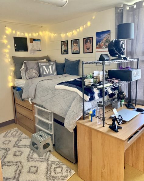 Weird Corner In Bedroom, Female College Dorm Room Ideas, Blue And Gray Dorm Room Ideas, Mens College Dorm Room Ideas, Grey And Blue Dorm Room Ideas, Blue And Gray Dorm Room, Navy Blue Dorm Room Ideas, Navy Blue Dorm Room Aesthetic, Dorm Room Interior Design