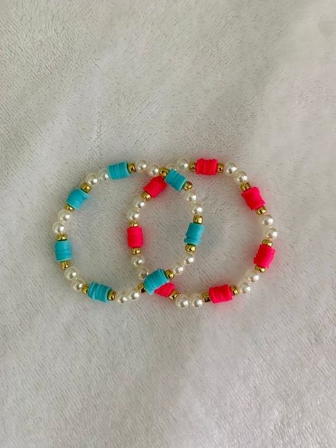 Initial Clay Bead Bracelet, Clay Bead Bracelet Ideas Sister, Bracelets Business Ideas, Cute Clay Bead Color Combos, Clay Bead Bracelet Color Combos Preppy, Play Bracelet Ideas, Necklace Designs Clay Beads, Trendy Clay Bead Bracelets, Diy Pearl Bracelet Ideas