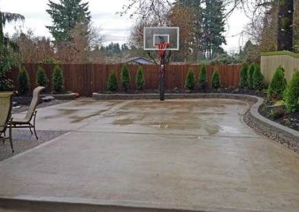 Your home's backyard shouldn't be wasted. Instead, think of it as a whole extension of your home where you can go to spend time with loved ones outdoo... | Put Up a Basketball Hoop #Backyard #BackyardEntertainment #BackyardIdeas #DecoratedLife Concrete Backyard, Basketball Court Backyard, Backyard Basketball, Outdoor Basketball Court, Backyard Trees, Cement Patio, Concrete Patio Designs, Patio Slabs, Backyard Fence