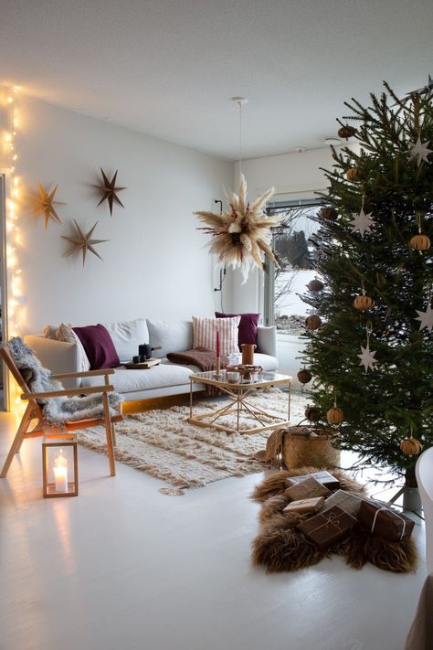 Scandinavian Christmas Living Room, Christmas Livingroomdecor, Christmas Living Room, Nordic Living Room, Scandi Christmas, Rustic Retreat, Christmas Interiors, Christmas Decorations Living Room, Christmas Living Rooms