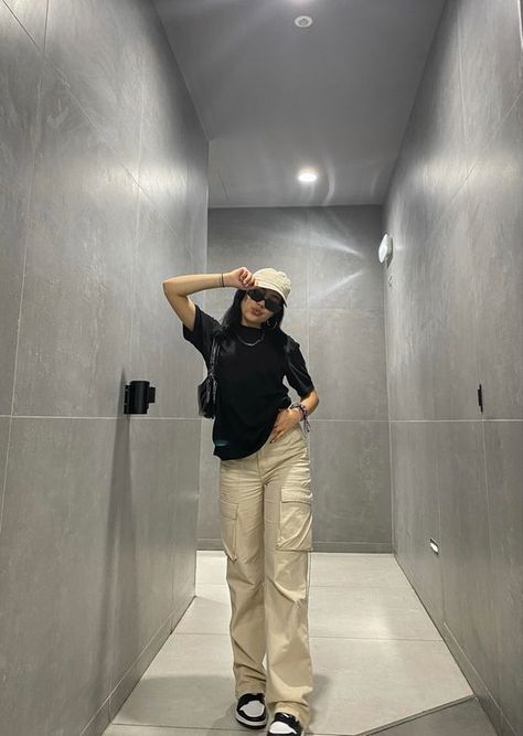 Outfit Ideas For Beige Cargo Pants, Being Cargo Pants Outfit, Cargo For Girls Outfit, Cargo Pants Picture, Cargo Pants Khaki Outfit, Cargo Oants Outfit Girl, Outfit Idea Cargo Pants, Outfits Ideas With Cargo Pants, Outfits For Beige Cargo Pants