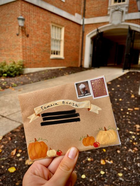 Creative Letters For Friends, Fall Penpal Ideas, Fall Pen Pal Ideas, Pen Pal Letters Aesthetic Vintage, Sending Letters Aesthetic, Pen Pal Envelopes Ideas, Pen Pal Letters Aesthetic Envelope, Cute Pen Pal Letter Ideas, Penpal Aesthetic Ideas