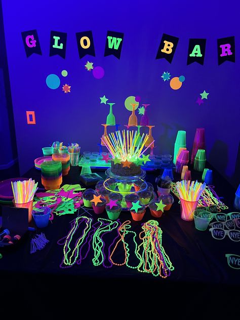 Neon Glow Party, Glow Theme Party, Sweet 16 Party Themes, 14th Birthday Party Ideas, 15th Birthday Party Ideas, Glow In Dark Party, Neon Birthday Party, Glow In The Dark Party, Sweet Sixteen Birthday Party Ideas