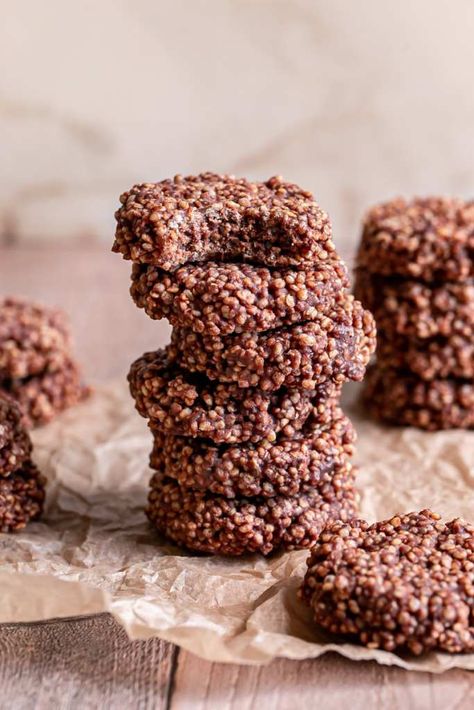 These Crispy Quinoa Cacao Cookies (No-Bake!) are the most delicious crunchy treat to feed your sweet tooth in a healthy way! Made with just 7 ingredients, these gluten-free, vegan, grain-free, nut-free no bake cookies are sure to be stocked in your fridge at all times! Quinoa Cookies Recipes, Cacao Cookies, Crunchy Quinoa, Quinoa Cookies, Desserts With Chocolate Chips, Crispy Quinoa, Cookies Healthy, Yogurt Cake, Bake Dessert