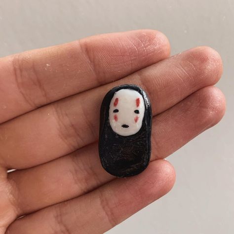 No Face Ceramic, Cute Easy Air Dry Clay Ideas, Ideas From Clay, Clay Charm Ideas Easy, Ideas To Make Out Of Clay, Clay Character Ideas, Anime Clay Pins, Cute Stuff To Make Out Of Clay, Clay Pins Aesthetic