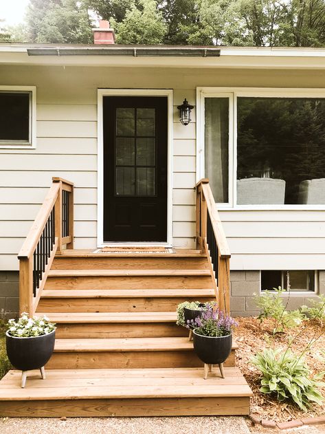 Small Front Porch Makeover, Front Deck Ideas Entrance, Front Porch Stairs, Front Porch Remodel, Front Porch Deck, Deck Railing Ideas, Porch Stairs, Front Door Steps, Front Porch Steps