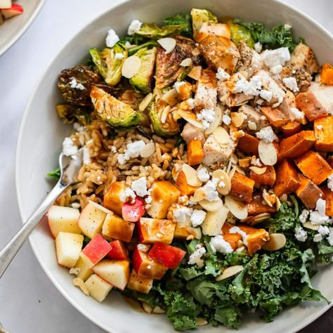 This harvest bowl recipe is a sweetgreen copycat that incorporates all the flavors of fall since it’s made with roasted chicken, wild rice, sweet potato, kale, and topped with a tangy balsamic vinaigrette. Wild Rice Sweet Potato, Chicken Bowl Recipe Healthy, Harvest Bowl Recipe, Potato Bowl Recipe, Rice Sweet Potato, Sweet Potato And Kale, Healthy Harvest, Harvest Bowl, Chicken Wild Rice