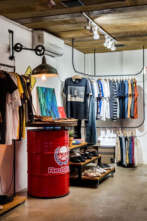 20 Clothing Store Display Ideas For Teen Shop'er | Home Design And Interior Skateshop Interior, Distro Clothing Design, Clothe Store, Store Display Ideas, Clothing Retail Store, Store Interior Design, Interior Clothing, Clothing Store Displays, Clothing Store Interior