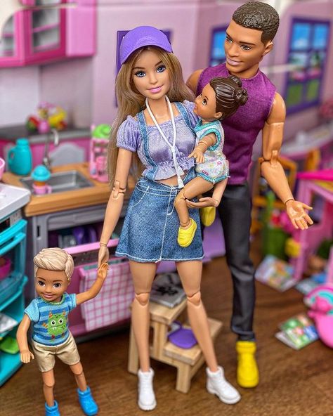 Barbie Doll Diys, Toys Barbie Dolls, Cool Barbie Dolls, Barbie Doll House Ideas, Barbie Family Photos, Cute Barbie Dolls, Barbie Doll Room, Barbie Doll Family, Doll House Barbie