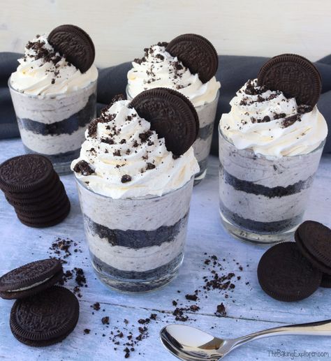 Recipe for Oreo Dessert Pots - filled with crushed oreos and oreo cheesecake, and topped with whipped cream and oreo biscuits. Easy to prepare no bake desserts! #thebakingexplorer #oreos #oreocheesecake #individualdesserts #cheesecakepots Oreo Cheesecake Cups, No Bake Oreo Dessert, Dessert Pots, Oreo Desserts, Dessert Cups Recipes, Dessert Mini, Dessert Oreo, Oreo Biscuits, Cheesecake Mini