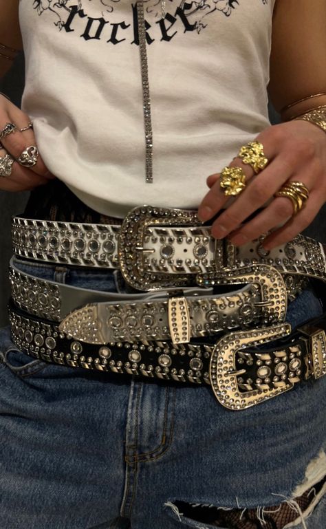 Stacked Belts Outfit, Chunky Belts Y2k, Belt Stacking, Double Buckle Belt Outfit, Stacked Belts, Bb Belt Outfit, Y2k Shoot, Y2k Fall Fashion, Belt Aesthetic