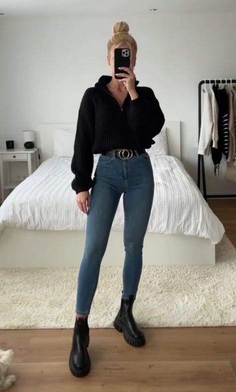 Black Jean Black Boot Outfits, Simple Thanksgiving Outfit Casual, Elegant Outfit Jeans, Winter Daily Outfits, Skinyjeen Outfit Women, Edgy Looks Outfits, Black Skinning Jeans Outfit, Outfits Con Botas Y Jeans, Outfit Pantalon Noir