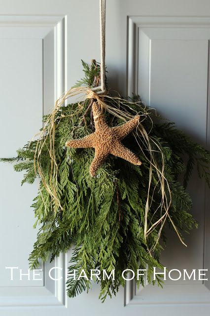 The Charm of Home: Easy Front Door Coastal Swag Front Door Coastal, Beach Christmas Decorations, Minimalist Coastal, Front Door Christmas Decorations, Florida Christmas, Coastal Christmas Decor, Beachy Christmas, Coastal Holiday, Nautical Christmas