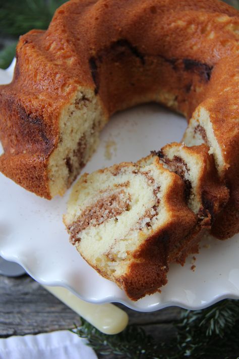 Cinnamon Swirl Bundt Cake Cinnamon Bunt Cake, Cinnamon Swirl Bundt Cake, Wanna Get High, Swirl Bundt Cake, Bunt Cake Recipe, Coffee Cake Bundt, Cinnamon Swirl Cake, Easy Bundt Cake Recipes, Cake Cinnamon